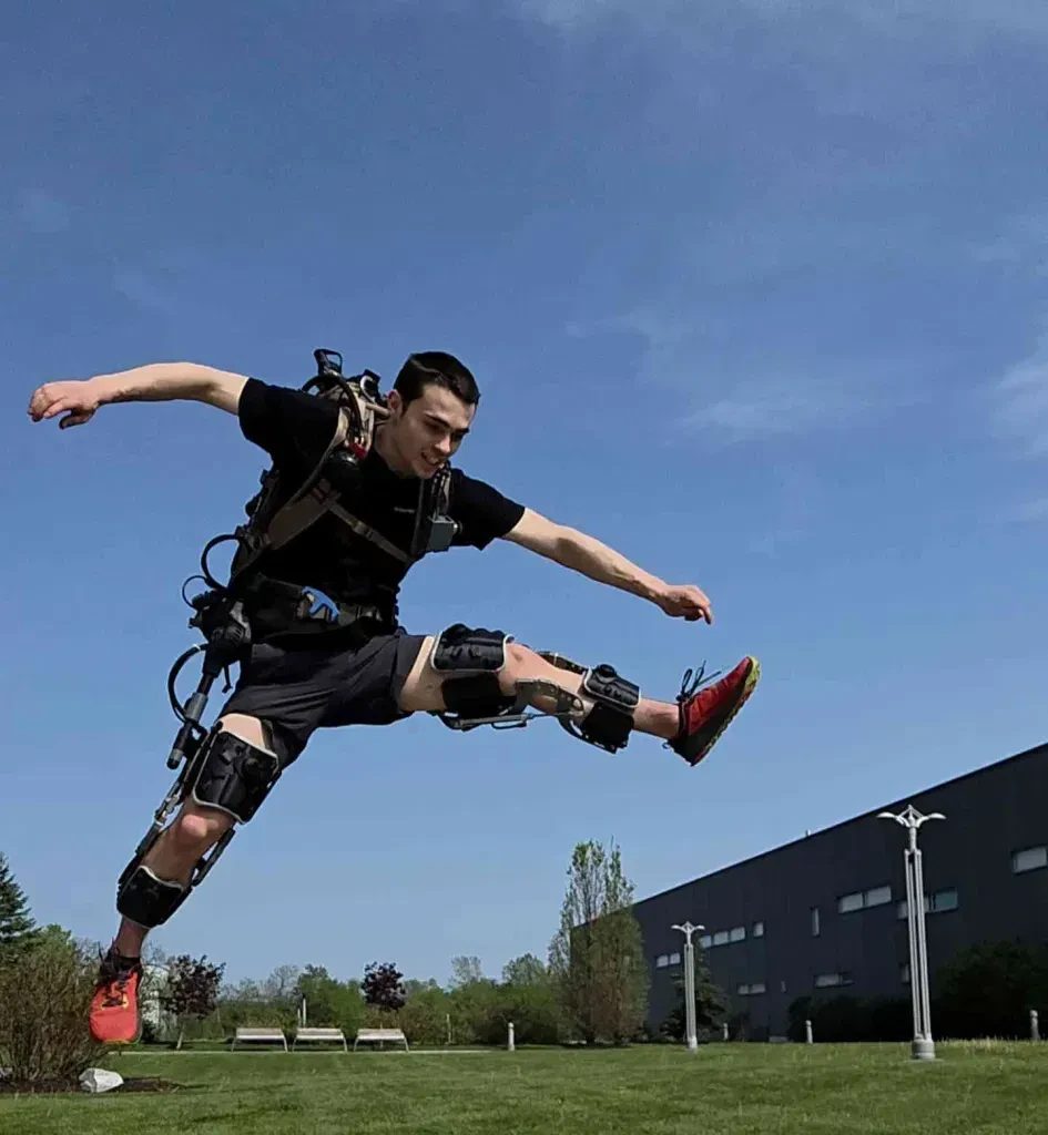 Un membre du club en plein saut, équipé de l'exosquelette SynapsÉTS
